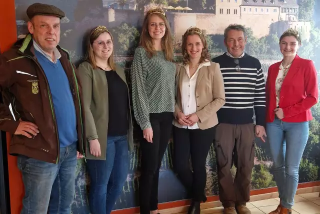 V.l.n.r: Markus Emmerich, Jana Blum (Nahe Weinprinzessin), 75. Deutsche Weinkönigin Eva Brockman, Deutsche Weinprinzessin Jessica Himmelsbach, Thomas Emmerich, Nahe Weinkönigin Katharina Gräff.