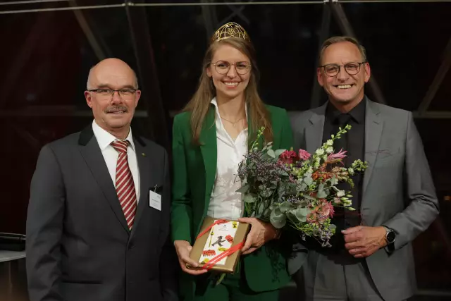 Die Deutsche Weinkönigin Eva Brockmann (Mitte) beim Weinempfang des Deutschen Raiffeisenverbandes mit Henning Seibert (links) und Franz-Josef Holzenkamp (rechts).