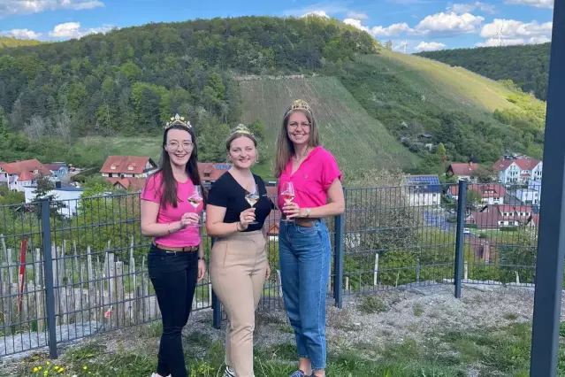 Zur Verkostung der gesammelten Kräuter und den passenden Weinen trafen die Weinhoheiten auf die Fränkische Weinkönigin Lisa Lehritter (links).