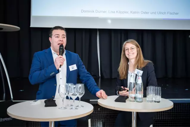 Moderation von Prof. Dr. Dominik Durner vom Weincampus Neustadt und Eva Brockmann zur Weinprobe zum Weinbaupolitische Seminar 2024. Fotorechte: Lutz Wilke Fotografie