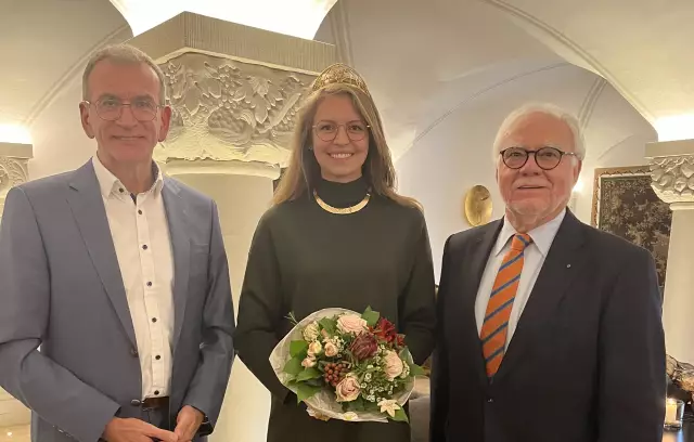 Foto: Albrecht Ehses, Geschäftsführer International und Wein der IHK Trier, die Deutsche Weinkönigin Eva Brockmann und der Vorsitzende des Weinausschusses Dr. Dirk Richter nach der Collierübergabe in Bernkastel-Kues. 