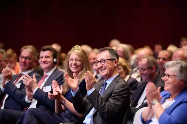 Eva Brockmann beim 150. Jubiläum des DWV neben Cem Özdemir, Bundesminister für Ernährung und Landwirtschaft der Bundesrepublik Deutschland.