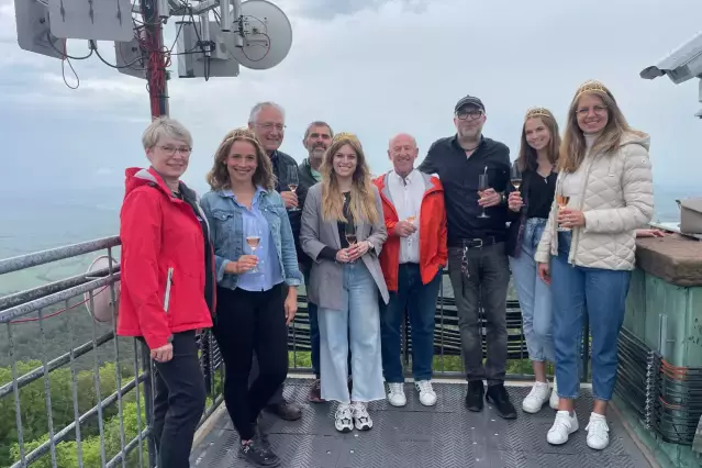 Anlässlich der Deutschlandtour unter dem Motto "Höhe" besuchten die Weinmajestäten die Wetterstation auf dem Kalmit-Turm.